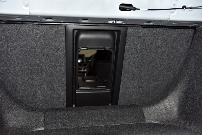 シートではなく中央部だけをスルーさせることもでき、長物の搭載に便利