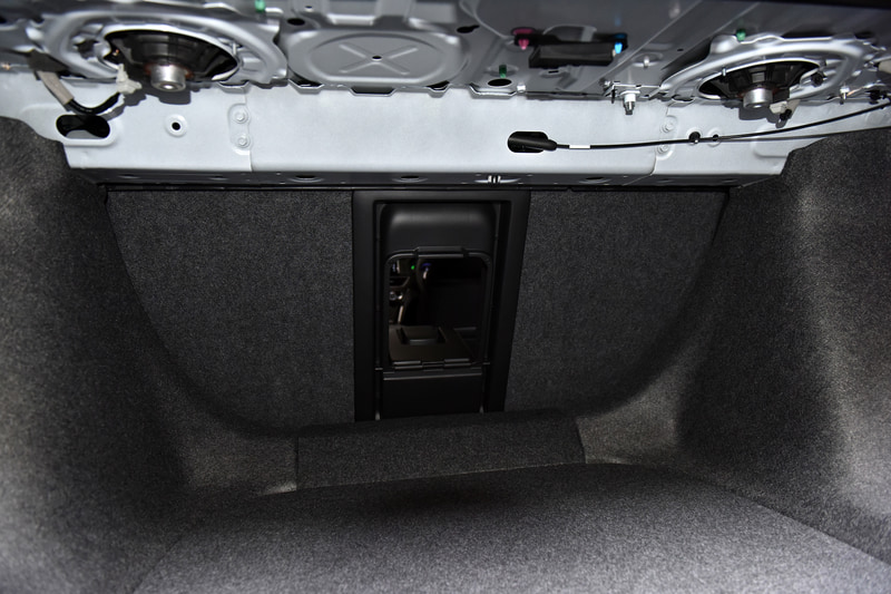 シートではなく中央部だけをスルーさせることもでき、長物の搭載に便利