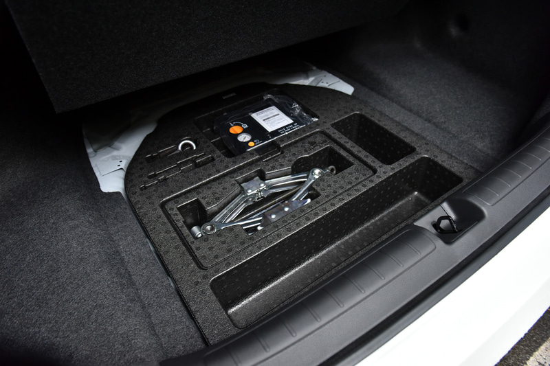 スペアタイヤはなく、パンク修理キットを搭載する