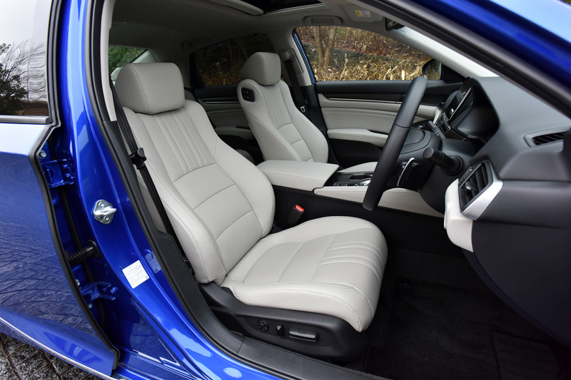 インテリアカラーは2タイプあり、こちらはアイボリー。ボディーカラーはブリリアントスポーティブルー・メタリック