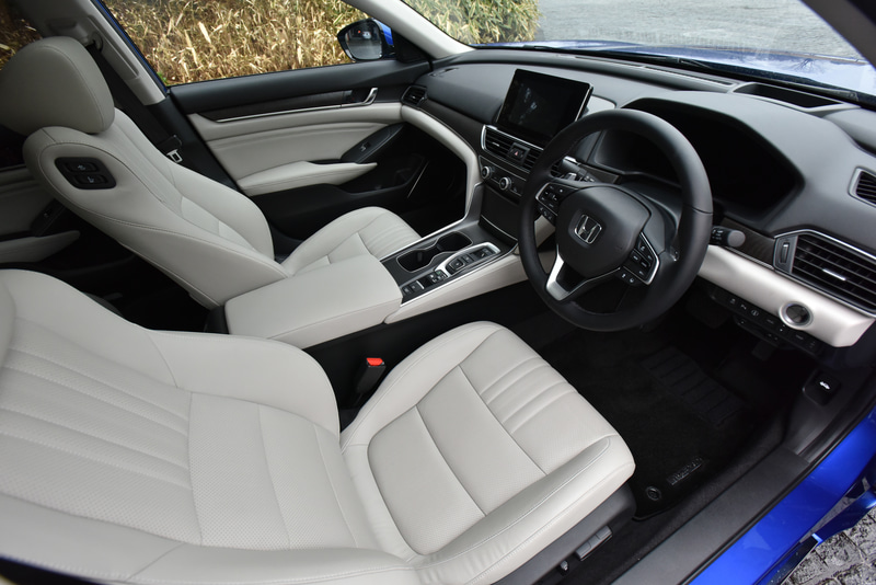 インテリアカラーは2タイプあり、こちらはアイボリー。ボディーカラーはブリリアントスポーティブルー・メタリック