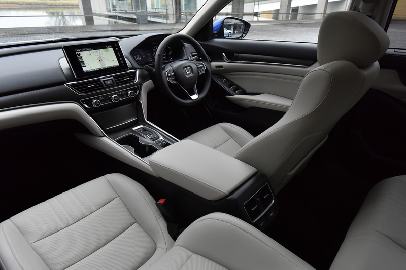 インテリアカラーは2タイプあり、こちらはアイボリー。ボディーカラーはブリリアントスポーティブルー・メタリック