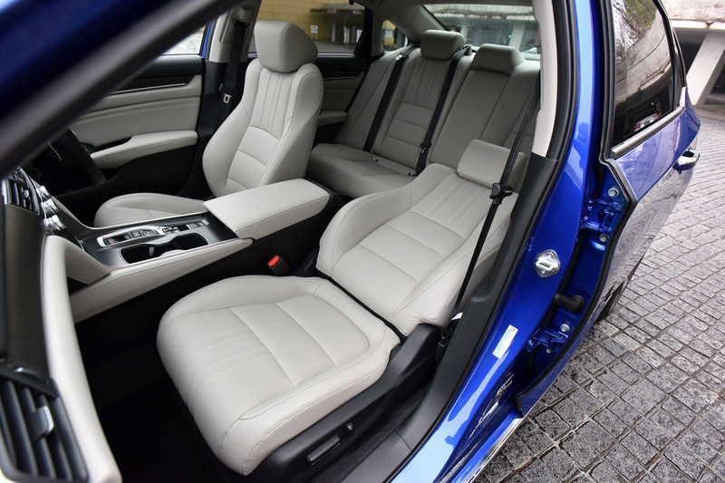 インテリアカラーは2タイプあり、こちらはアイボリー。ボディーカラーはブリリアントスポーティブルー・メタリック