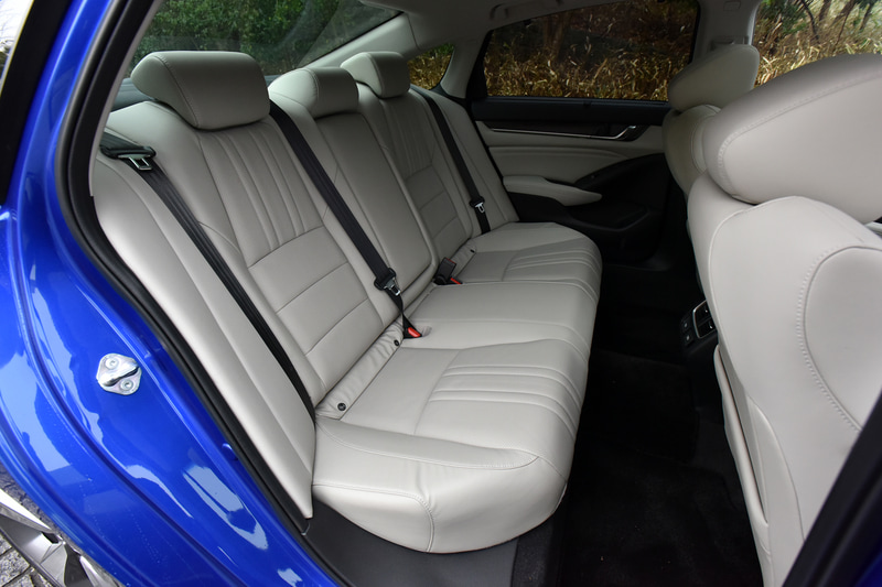 インテリアカラーは2タイプあり、こちらはアイボリー。ボディーカラーはブリリアントスポーティブルー・メタリック