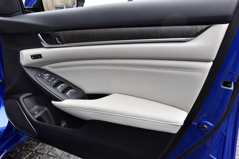 インテリアカラーは2タイプあり、こちらはアイボリー。ボディーカラーはブリリアントスポーティブルー・メタリック