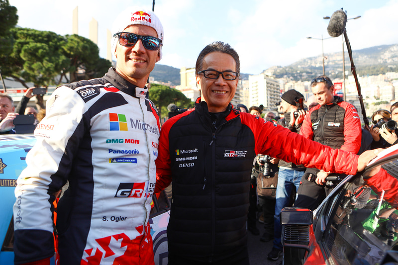 2位フィニッシュのセバスチャン・オジエ選手（左）とGAZOO Racing Company President 友山茂樹氏（右）