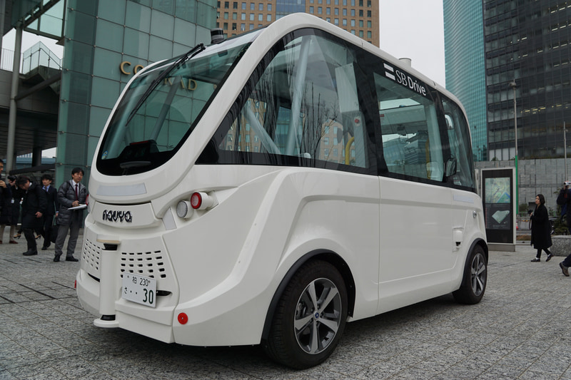 東京都内で開催された記者会見で自律走行バスとなる仏Navya製「NAVYA ARMA（ナビヤ アルマ）」が公開された