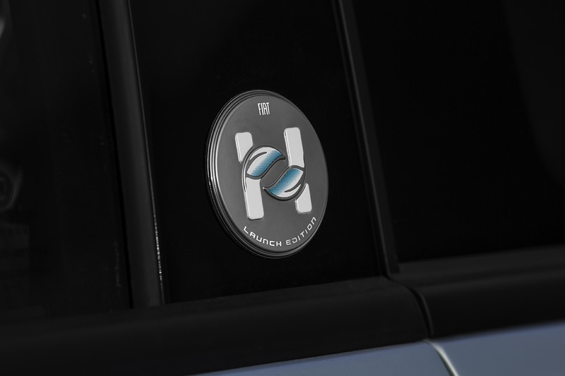 センターピラー部に「H」の、テールまわりの右側に「HYBRID」のバッヂが備わる