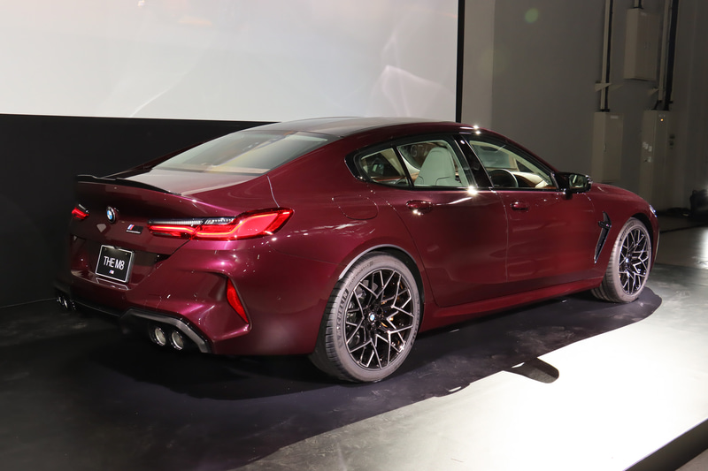 ボディサイズは5105×1945×1420mm（全長×全幅×全高）、ホイールベースは3025mm。車両重量は2000kg