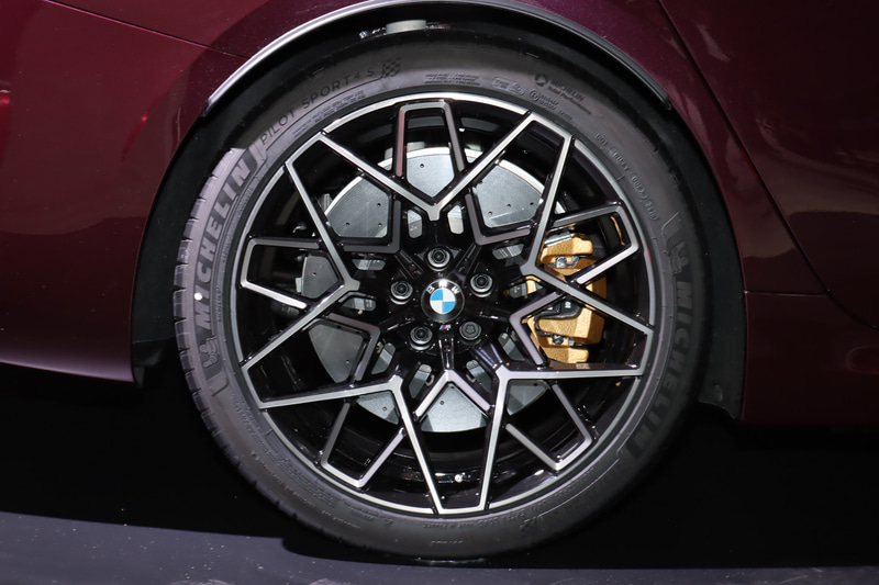 タイヤサイズは全車フロント275/35ZR20、リア285/35ZR20。ホイールはCompetition専用の「M ライト・アロイ・ホイール・スタースポーク・スタイリング813M」