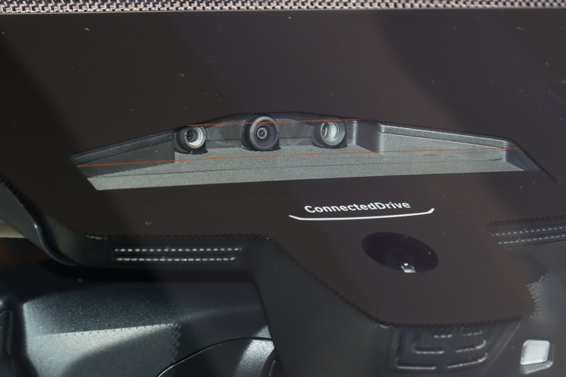 ADAS（先進運転支援システム）の「ハンズ・オフ機能付き渋滞運転支援機能」など多彩な先進装備の要となるフロントウィンドウの「トライカム」。3種類それぞれ異なるカメラを使っていることが見て取れる