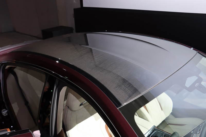 全車でCFRP（カーボンファイバー強化樹脂）製ルーフや「M リア・スポイラー」を標準装備