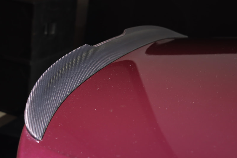 全車でCFRP（カーボンファイバー強化樹脂）製ルーフや「M リア・スポイラー」を標準装備