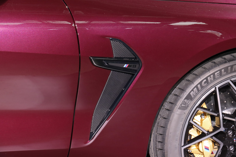 ドアミラーやバンパーガーニッシュなどもカーボン製となる