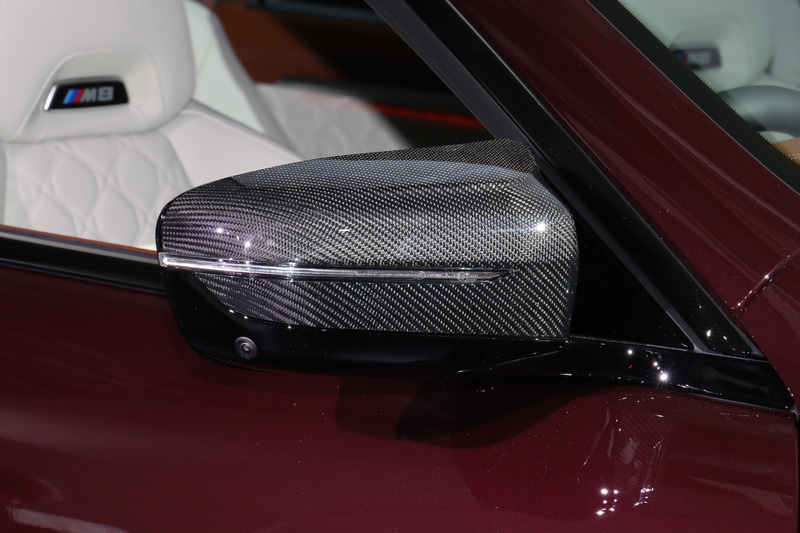 ドアミラーやバンパーガーニッシュなどもカーボン製となる