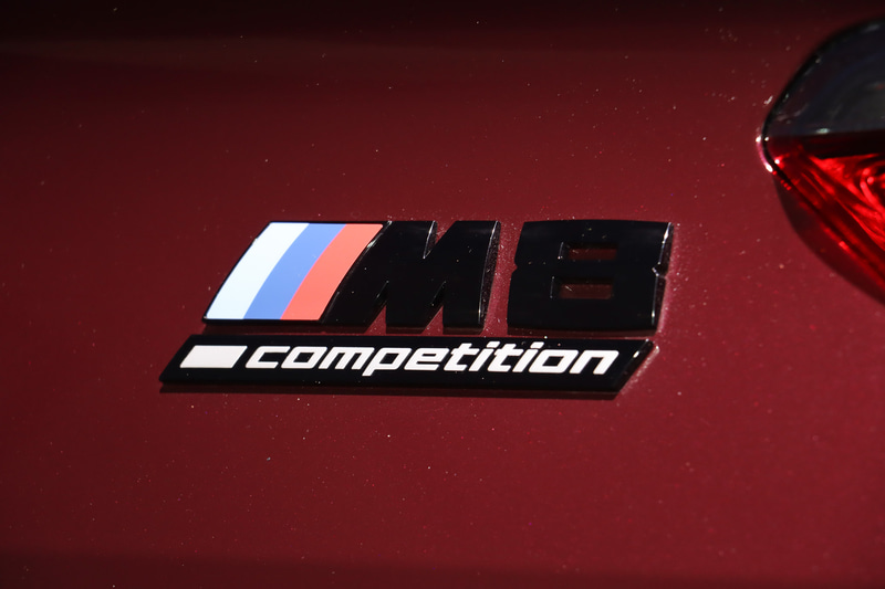 トランクリッド右側に車名エンブレムを装着