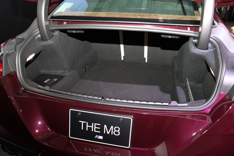 トランク容量は440L。40：20：40分割可倒式のリアシートを操作するレバーが用意されている