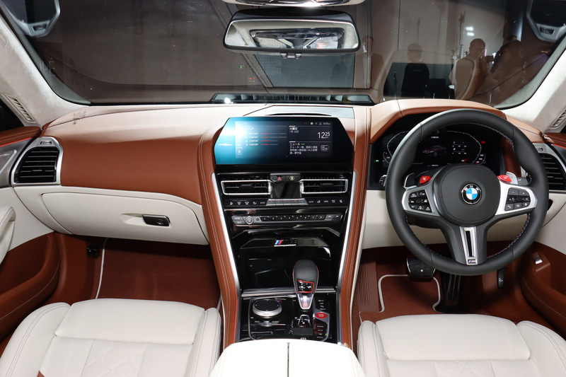 M8 グラン クーペ Competitionのインパネ