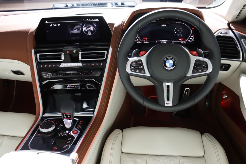 「レザー・フィニッシュ・ダッシュボード」を全車で採用。「BMW ライブ・コックピット」の10.25インチ・ワイド・コントロール・ディスプレイも全車標準装備