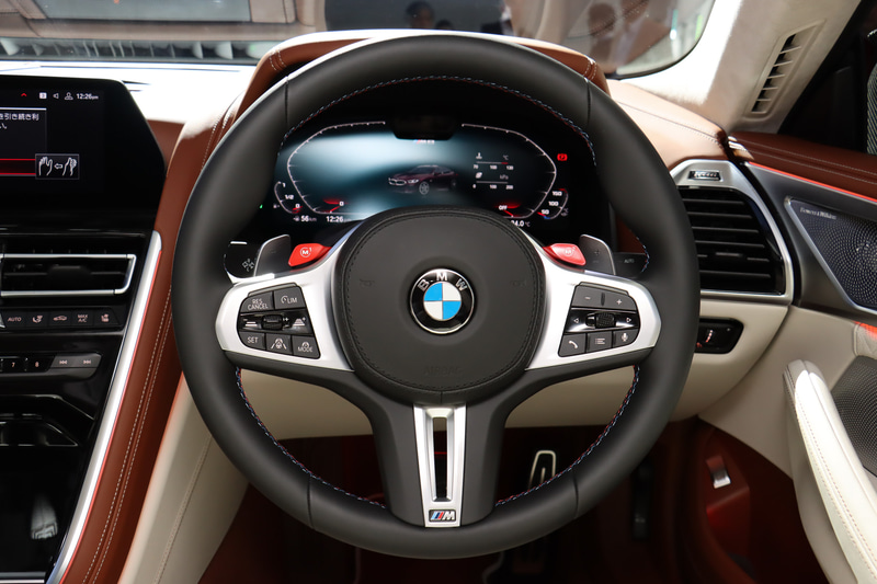 「マルチファンクション M スポーツ・レザー・ステアリング・ホイール」にはパドルシフトに加え、走行関連のセッティング変更を行なう「M Drive」の「M1/M2」ボタンも備えている