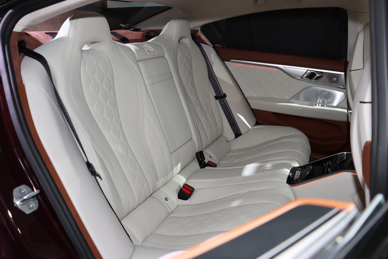 Competition専用のフル・レザー・メリノ/アルカンタラ・コンビネーションシート