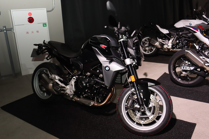 近日発表予定という「F 900 R」をひと足早く展示