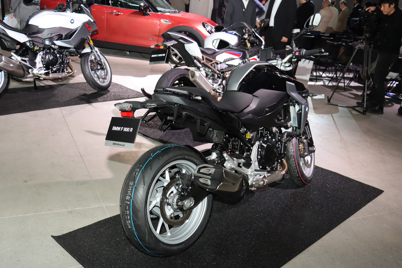 近日発表予定という「F 900 R」をひと足早く展示