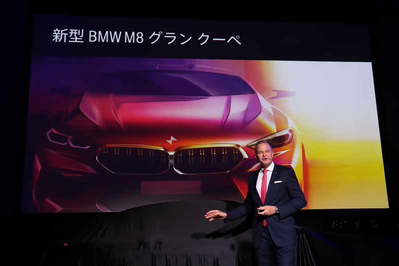 ステージ上で新規車種となるM8 グラン クーペが日本初公開された