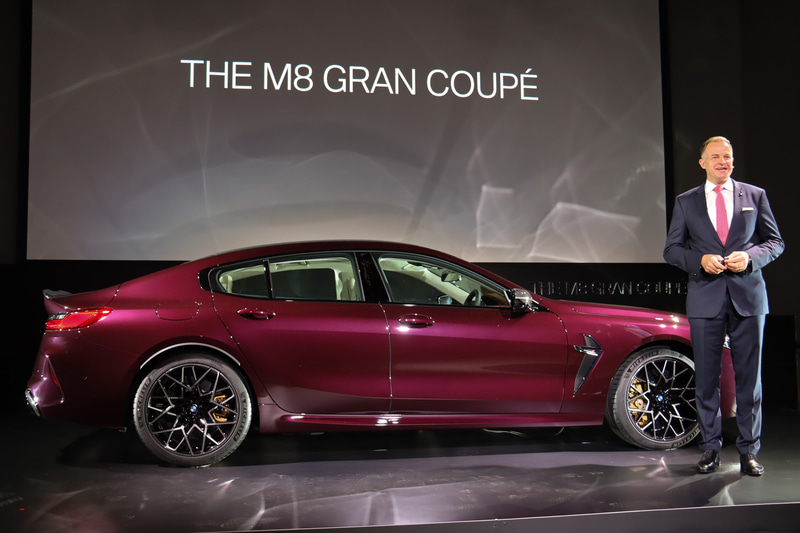 ステージ上で新規車種となるM8 グラン クーペが日本初公開された