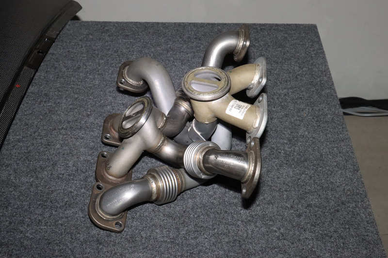 御舘氏は複雑な形状となっているエキゾーストマニホールドの実物を紹介。単純なカタログスペックの数値だけでなく、ライバルに勝つために技術を磨き抜くモータースポーツフィールドのこだわりをM8 グラン クーペが持っていることをアピールした