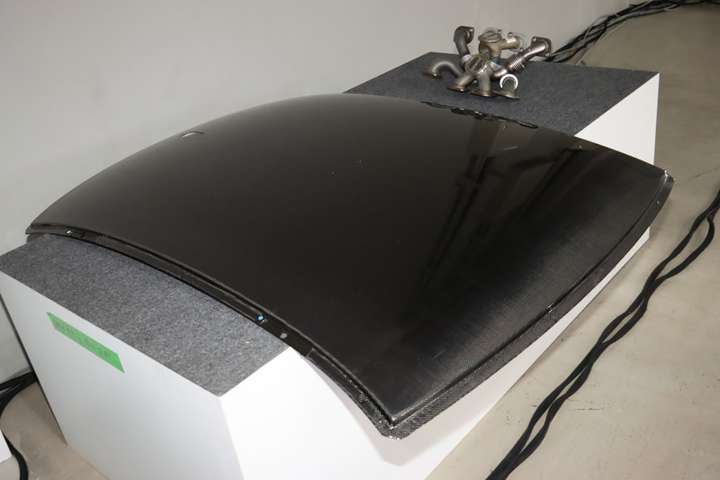 大きなカーボンルーフだが、御舘氏は親指と人差し指の2本で軽々と持ち上げた