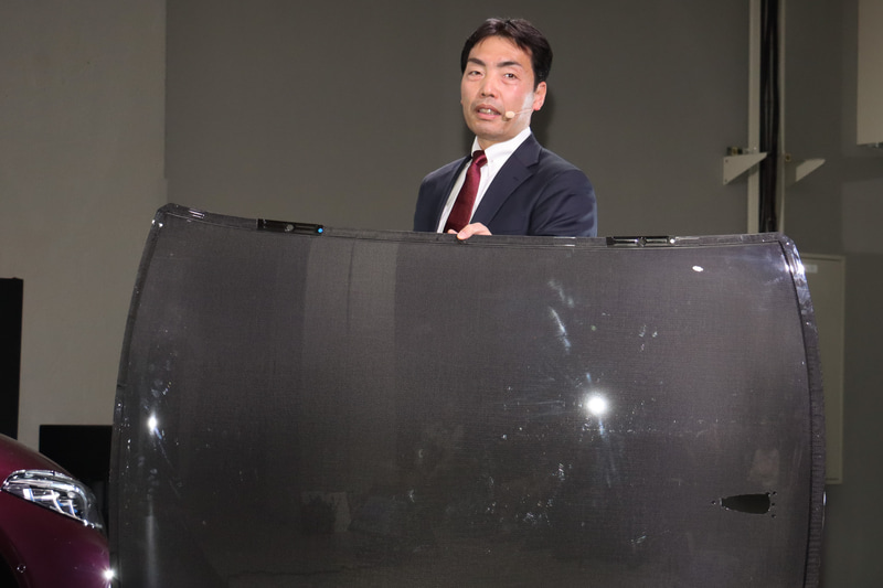 大きなカーボンルーフだが、御舘氏は親指と人差し指の2本で軽々と持ち上げた