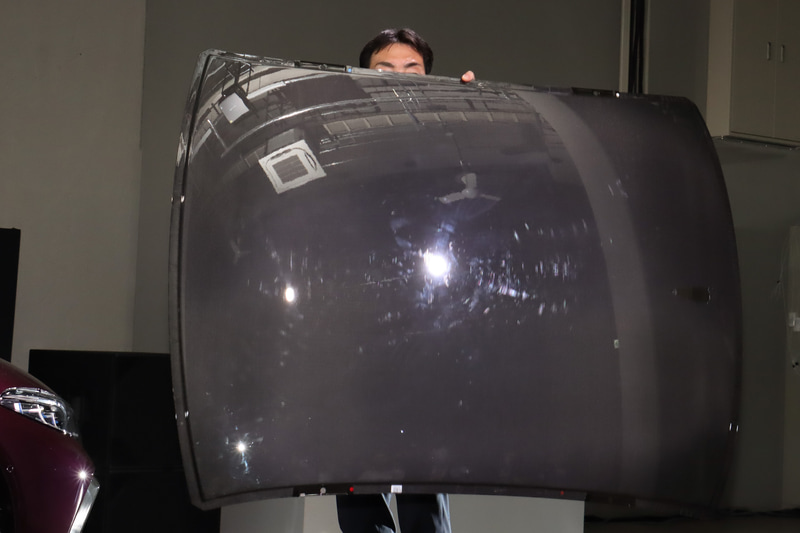 大きなカーボンルーフだが、御舘氏は親指と人差し指の2本で軽々と持ち上げた