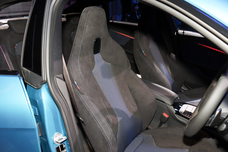 ヘッドレスト一体型のコンビネーションシートを装着