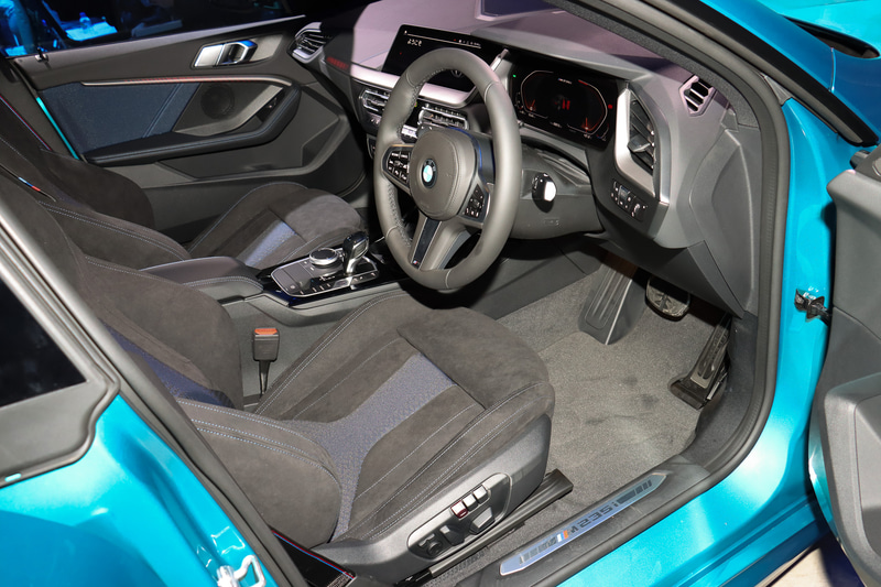 レザーステアリングを標準装備。10.25インチのフルデジタル・メーターパネルはオプション装備となる