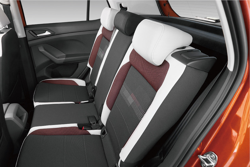 リアシートは14cmのスライドが可能