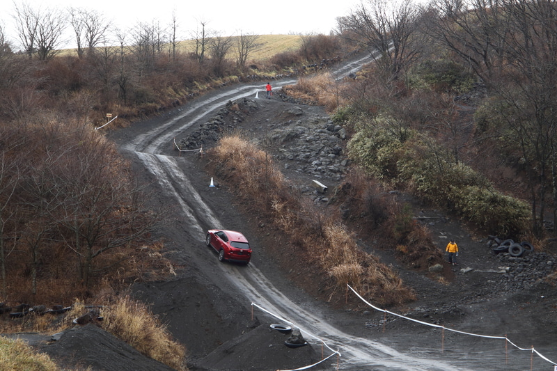 非常に厳しい路面を登っていくCX-5