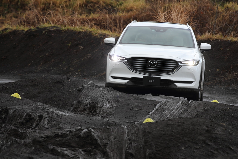 モーグル路を走破するCX-8