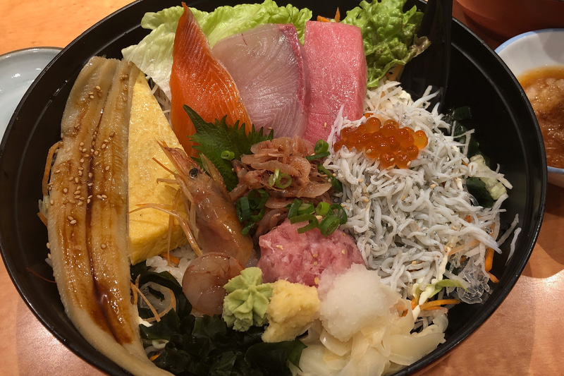 江ノ島に来るといつも入ってしまう「しらす問屋 とびっちょ」。休日はいつも混んでいるので、予約していくのがオススメです。私の大好物は、仕入れ状況でネタが変わる、海鮮としらすたっぷりの「とびっちょ丼」1890円（税別）。ボリューム満点なので、お腹をすかせて行った方がいいですよ