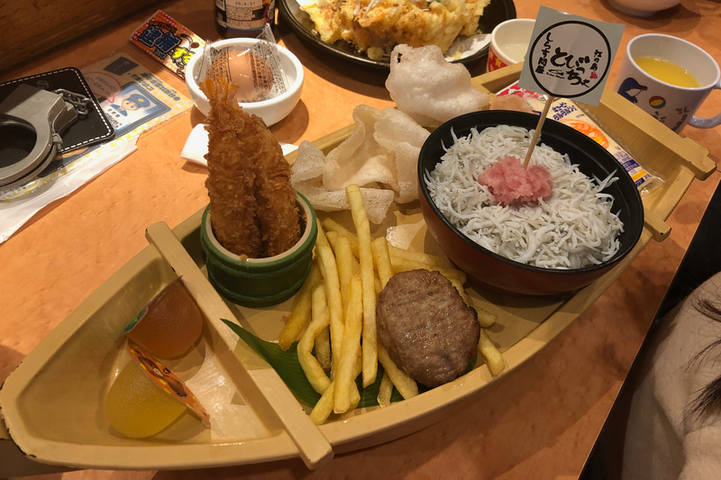 初めてオーダーしてみた、とびっちょの「お子様ランチ」は舟盛りでした（笑）。ジュースとオモチャもついて790円（税別）です。このほか子供が好きなメニューでは、「しらすブラックコロッケ」、揚げパンの中にとろ～りチーズが入った「しらすパン」「しらすの玉子焼き」もオススメです