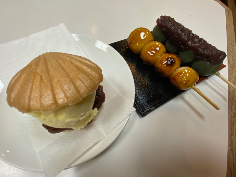 江ノ島の入り口から江島神社までの参道にある「紀の国屋本店」で、ちょっとひと休み。昔ながらのお団子、子供も喜ぶアイス最中にほっこりしました。寒がりの夫は甘酒で体の芯からホカホカに。ほかにもお土産もの屋さんからアクセサリー、占いのお店まで、いろいろと冷やかしながら歩くだけでも楽しいところです