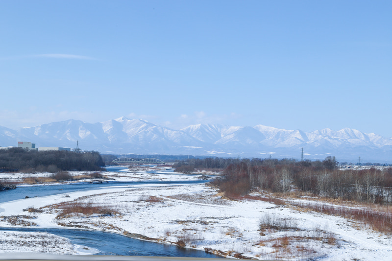 雄大な景色を眺めながら、道路にほとんど雪がなかったとかち帯広空港の周辺や高速道路を抜け、星野リゾートトマムの最寄りICに向かう