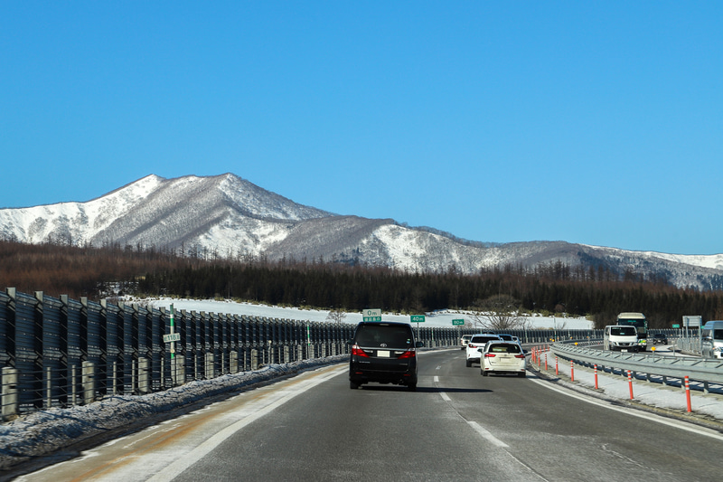 雄大な景色を眺めながら、道路にほとんど雪がなかったとかち帯広空港の周辺や高速道路を抜け、星野リゾートトマムの最寄りICに向かう