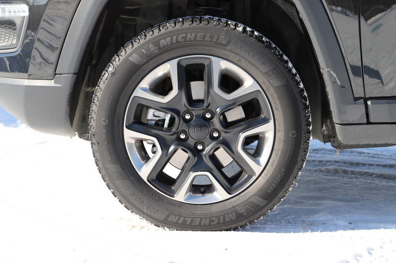 今回試乗したコンパス Trailhawkのボディサイズは4410×1810×1665mm（全長×全幅×全高）、ホイールベースは2635mm。最低地上高は205mm、最小回転半径は5.7m。タイヤはミシュラン製スタッドレスタイヤ「X-ICE3＋」を装着。タイヤサイズは225/55R18