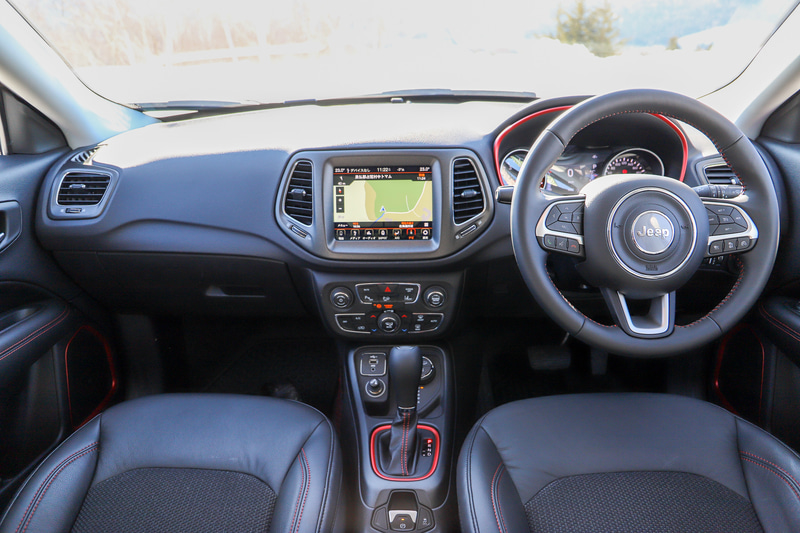 今回試乗したコンパス Trailhawkのボディサイズは4410×1810×1665mm（全長×全幅×全高）、ホイールベースは2635mm。最低地上高は205mm、最小回転半径は5.7m。タイヤはミシュラン製スタッドレスタイヤ「X-ICE3＋」を装着。タイヤサイズは225/55R18