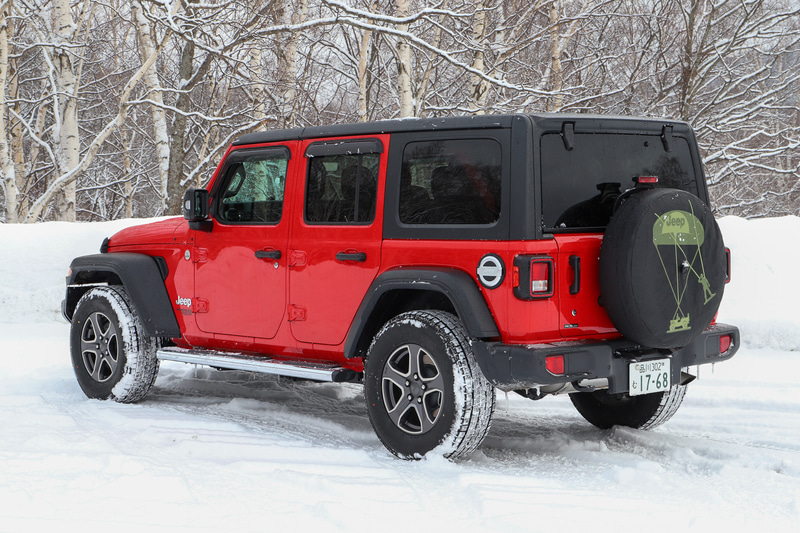 もう1台の相棒となったラングラー Unlimited Sport。ボディサイズは4870×1895×1840mm（全長×全幅×全高）で、ホイールベースは3010mm。最低地上高は200mm、最小回転半径は6.2m。グッドイヤー製スタッドレスタイヤ「ICE NAVI SUV」を装着。サイズは265/70R17