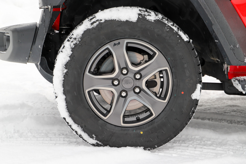 もう1台の相棒となったラングラー Unlimited Sport。ボディサイズは4870×1895×1840mm（全長×全幅×全高）で、ホイールベースは3010mm。最低地上高は200mm、最小回転半径は6.2m。グッドイヤー製スタッドレスタイヤ「ICE NAVI SUV」を装着。サイズは265/70R17