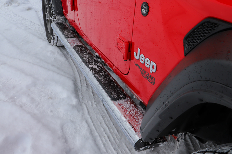 もう1台の相棒となったラングラー Unlimited Sport。ボディサイズは4870×1895×1840mm（全長×全幅×全高）で、ホイールベースは3010mm。最低地上高は200mm、最小回転半径は6.2m。グッドイヤー製スタッドレスタイヤ「ICE NAVI SUV」を装着。サイズは265/70R17