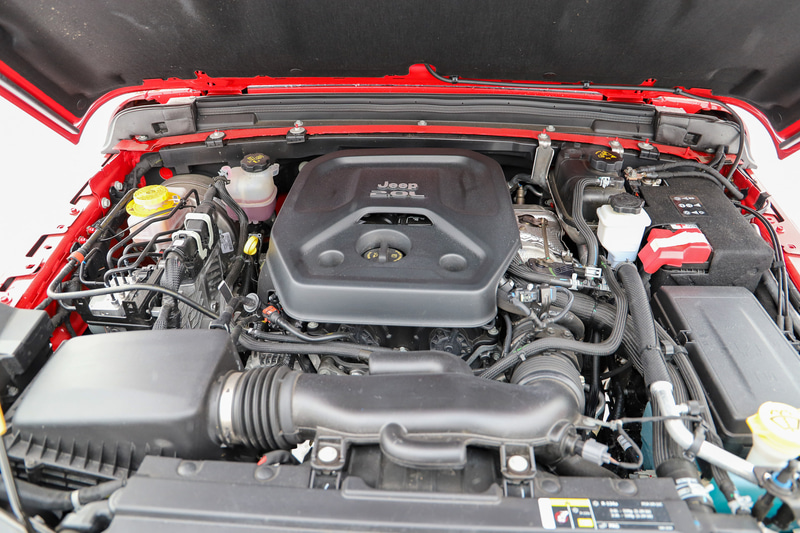 最高出力200kW（272PS）/5250rpm、最大トルク400Nm（40.8kgfm）/3000rpmを発生する直列4気筒DOHC 2.0リッターターボエンジンを搭載。トランスミッションには8速ATを組み合わせる。なお、現在はV型6気筒 3.6リッターエンジンに換装されている