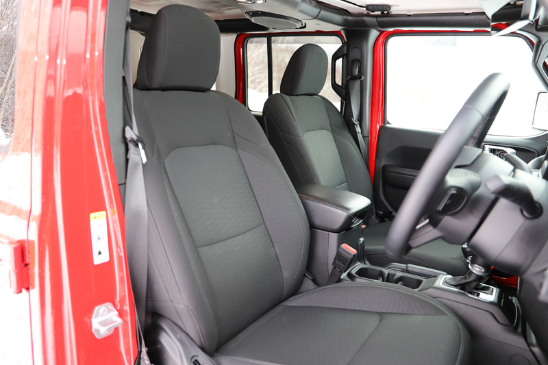 ATシフトレバーの左に手動でレンジを切り替えできる「セレクトラックフルタイム4×4システム」のレバーを配置するラングラーの特徴的なインテリア